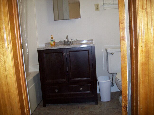 furnished studio full bathroom - 226 Jay St