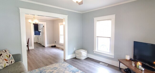 Building Photo - Newly Remodeled Home, Close to Hospital
