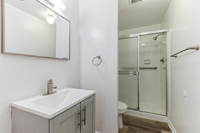 Baño renovado - Henry on the Park Apartments