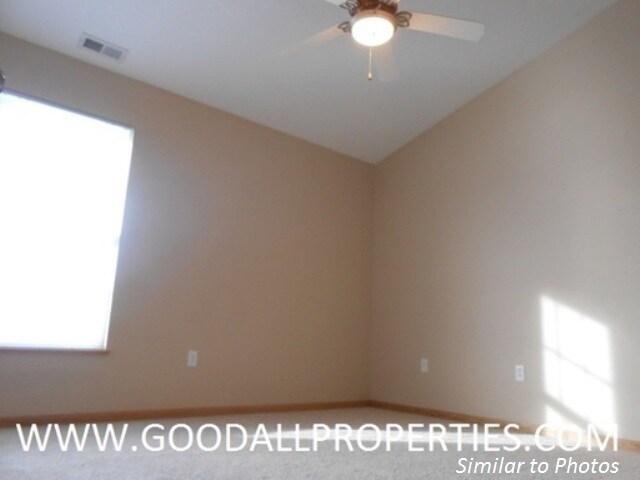 Foto del edificio - 2 Bedroom, 2.5 Bath Townhome in Urbandale with 2-Car Attached Garage