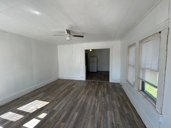 Building Photo - 408-410 Scruggs St