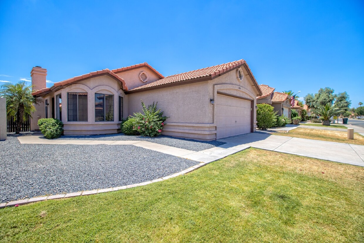 Primary Photo - Beautiful home in gated community in Ahwat...