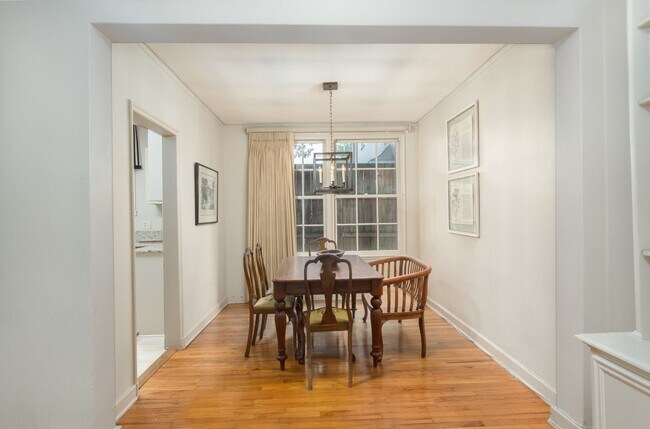 Foto del edificio - 2 Bedroom In the Garden District Fully Fur...