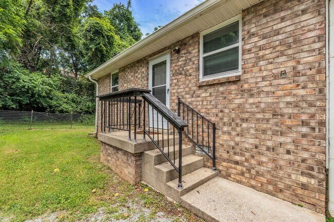 Foto del edificio - AVAILABLE JULY 10TH. 2 Bed 1 bath FOR LEASE in South Inglewood (East Nashville). $1750 Rent. Pets...