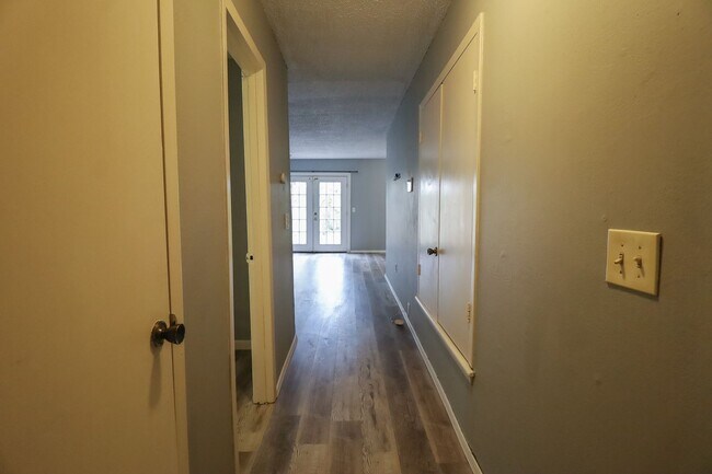 Foto del edificio - 2564 S Jamestown Ave