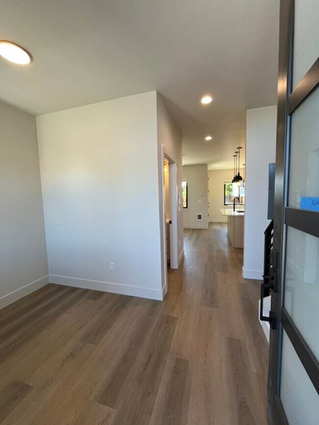 Foto del edificio - Gorgeous BRAND NEW Modern 2-bd/2-bath Condo in Redmond, OR!