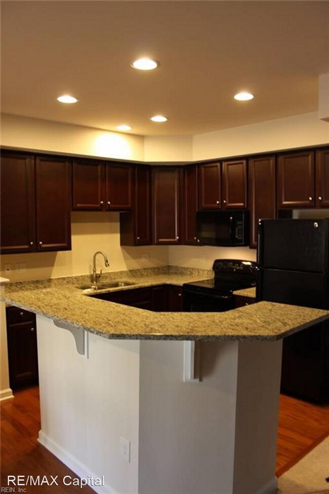 Building Photo - 3 br, 2.5 bath House - 119 RIVA COURT