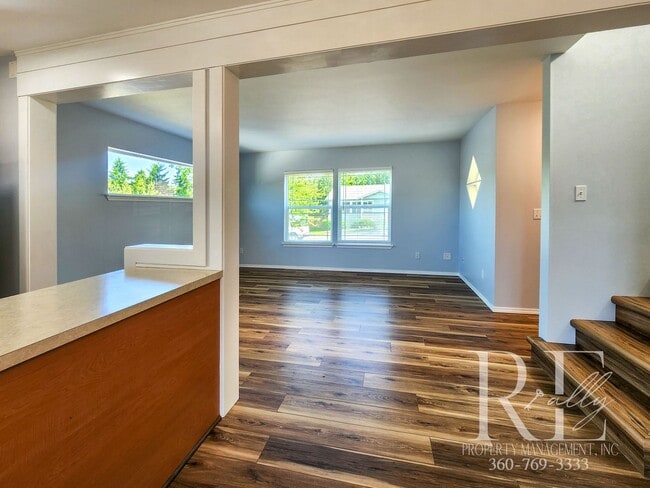 Building Photo - Inviting Poulsbo Home with Open Layout, Fe...