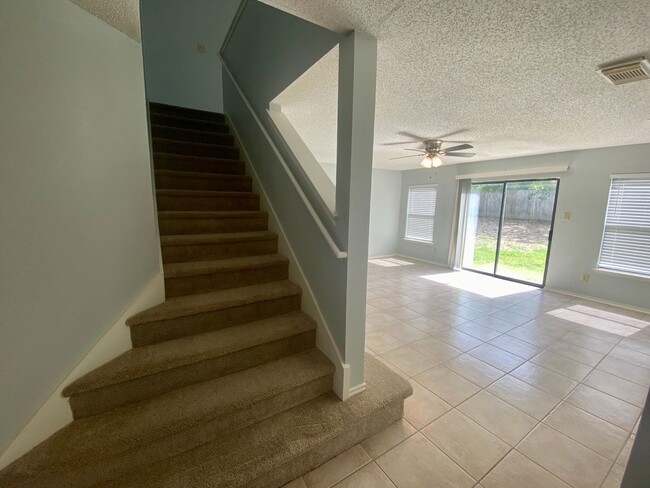 Foto del edificio - Spacious 4 Bedroom/2.5 Bath ~ Great Locati...