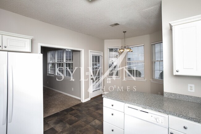 Building Photo - Welcome home to this 3 bedroom, 2 bathroom...