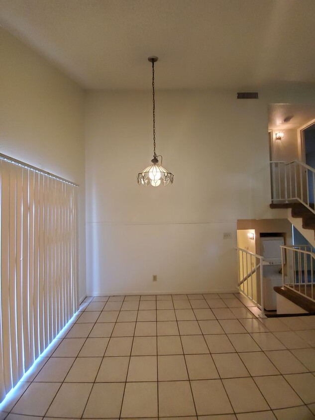 Foto principal - 3 Bedroom townhome w/fireplace ++ bonus ro...