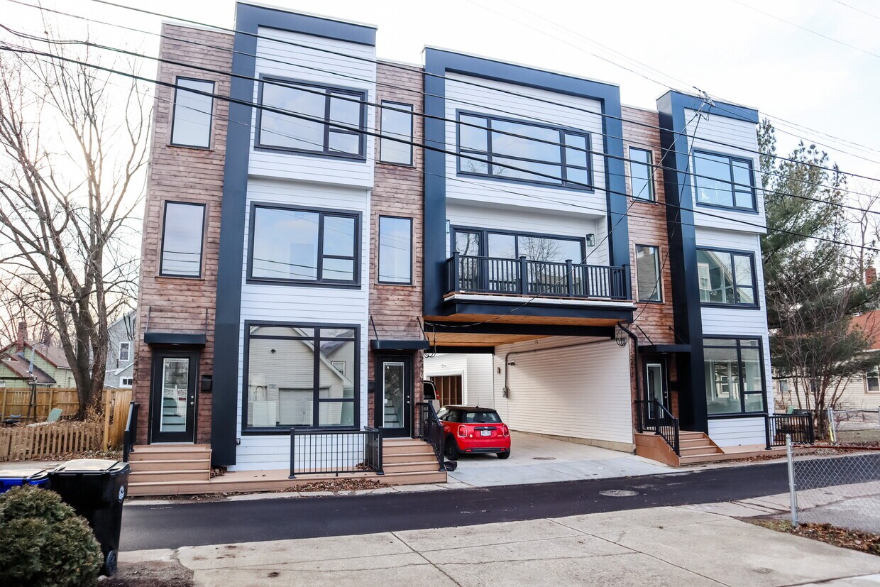 Primary Photo - 2472 Thurman Ave