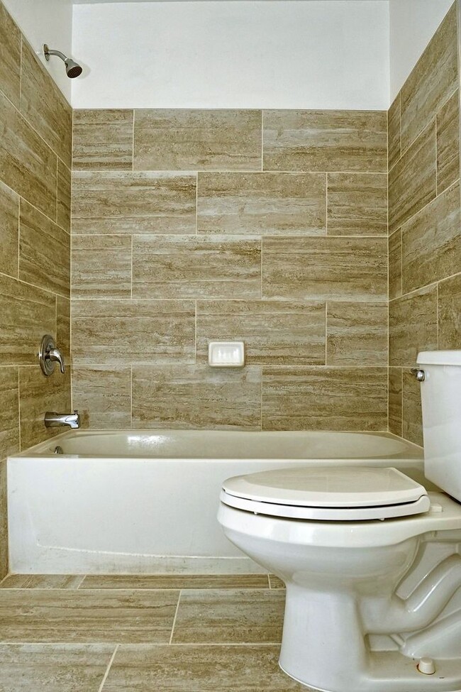 Building Photo - Beautifully Updated and Spacious 1 Bedroom...