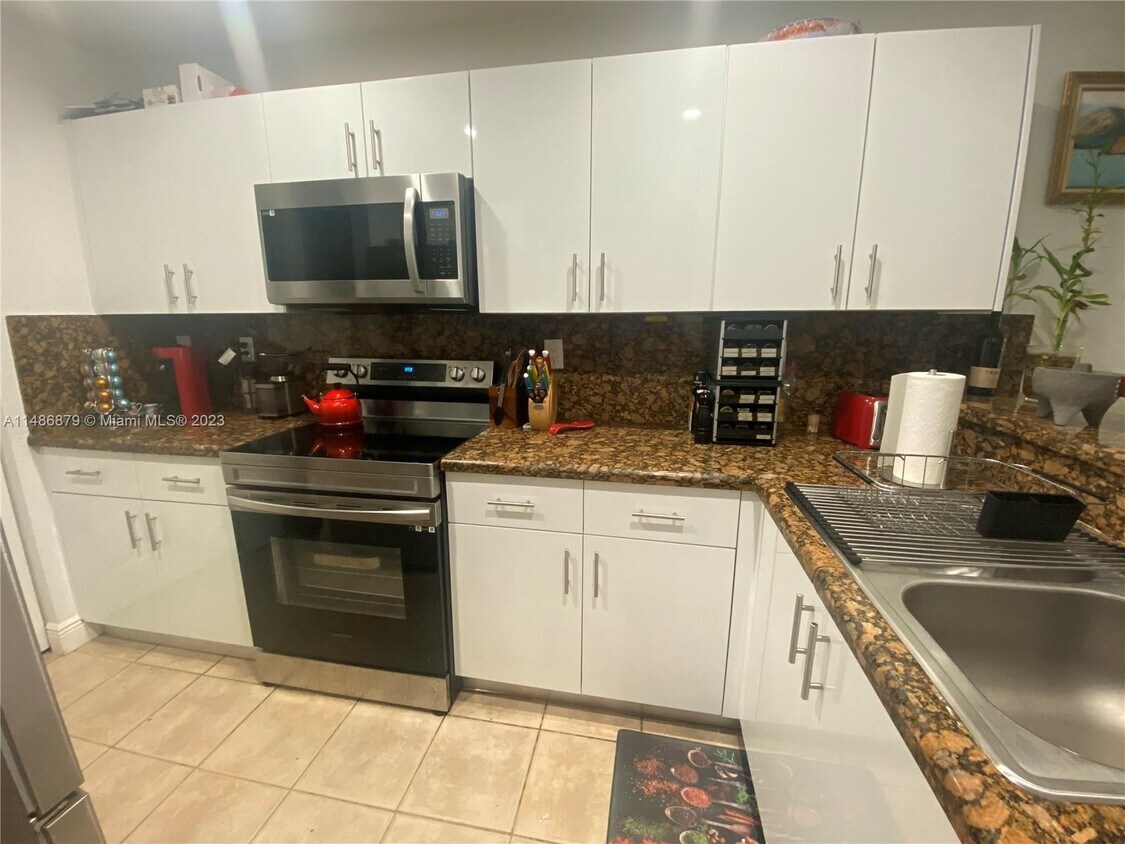 Primary Photo - 1062 SW 143rd Ave