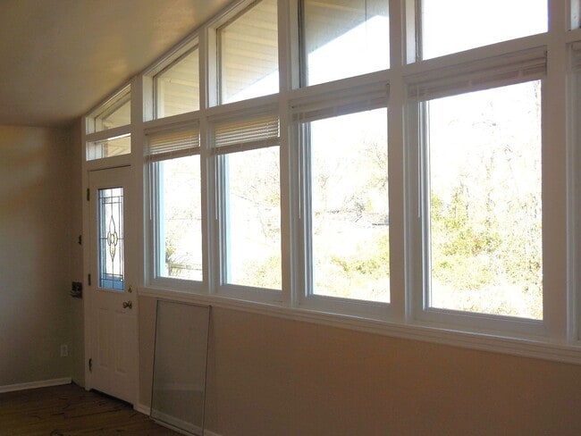 Building Photo - Two Bedroom Home with Large Yard and Updat...