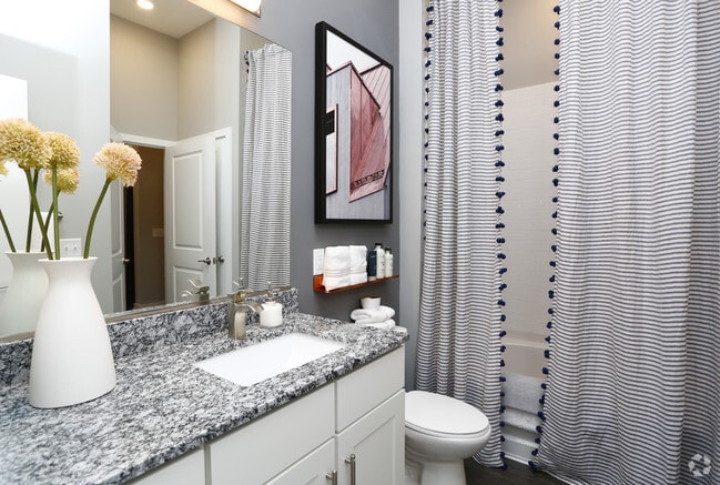 1 habitación, 1 baño - 797 pies cuadrados A3 - Baño - Blu on Farrington