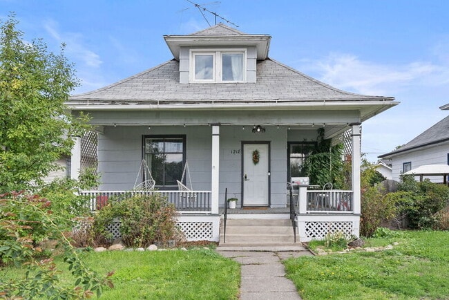 Building Photo - 1218 W Grace Ave