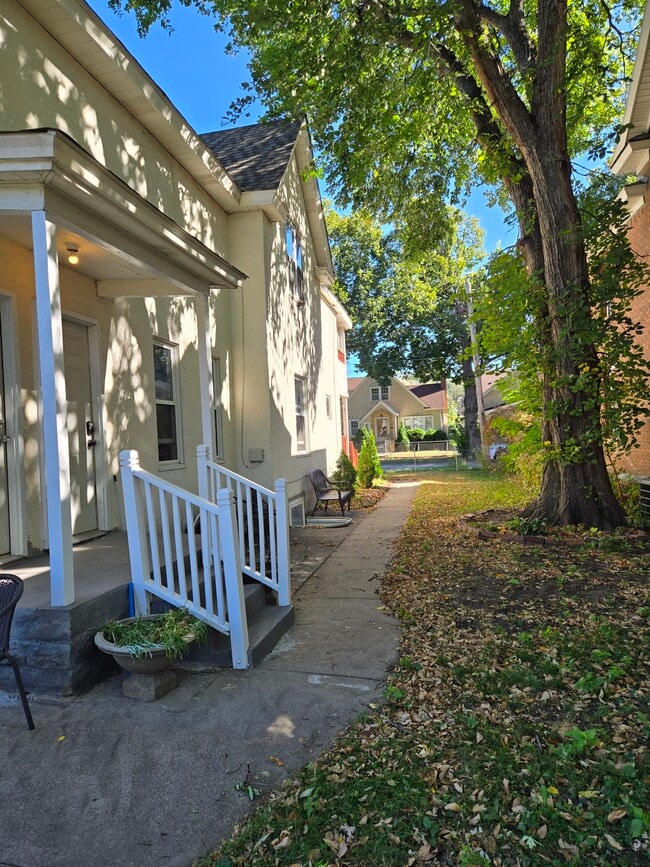 Foto del edificio - 2414 3rd St NE