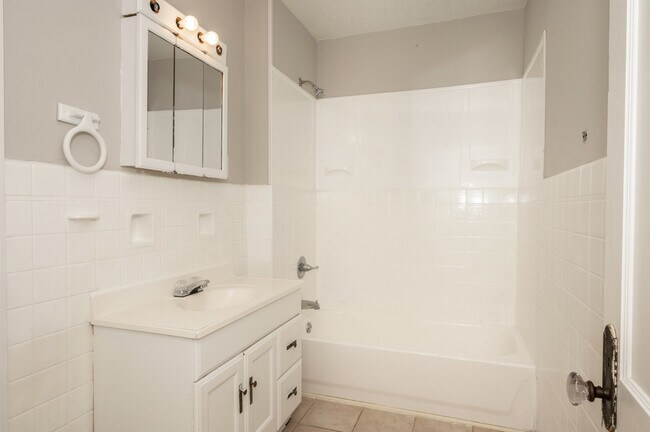 Foto del edificio - 3317 Bassett Rd