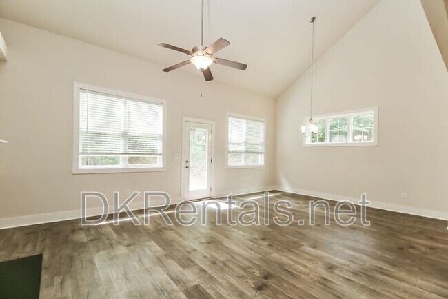 Foto del edificio - 140 Stewart Glen Dr