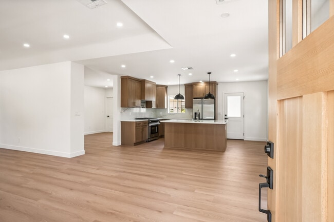 Entry - 4702 Kraft Ave