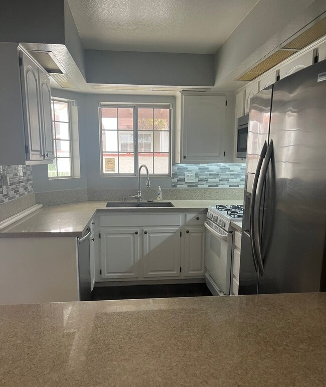 Building Photo - Beautiful Condo Palm Colony Camarillo