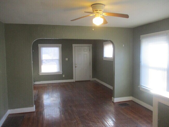 Building Photo - 2 Bed 1 Bath Duplex - Great Location