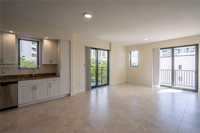 Building Photo - 1091 Galiano St