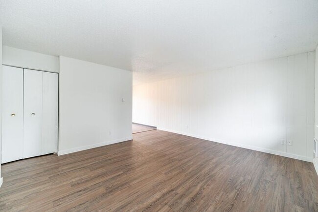 Building Photo - Charming 2 bedroom Woodstock One Level in ...