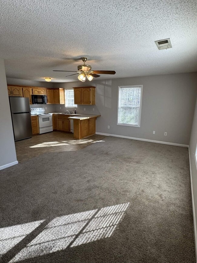 Foto del edificio - 40 Hanna Dr