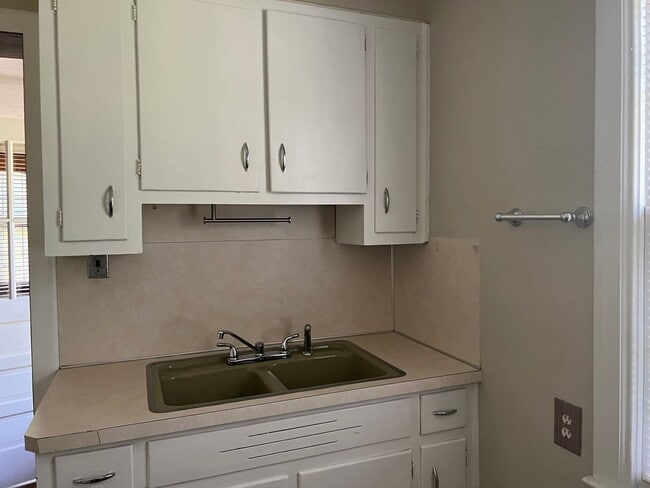 Foto del edificio - 2-Bedroom, 2-Bathoom Brick Home ***RENT SP...