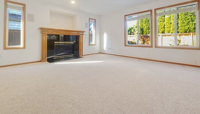 Foto del edificio - Spacious Updated 4 Bedroom Home with 3 Car Garage