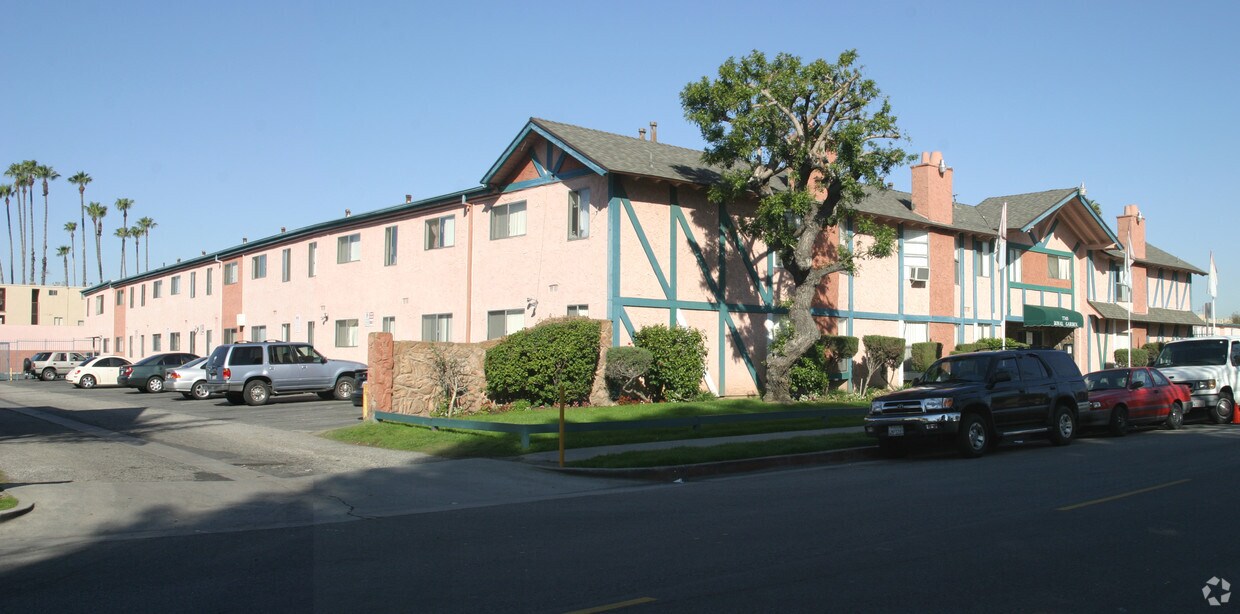 Foto del edificio - Royal Garden Apartments