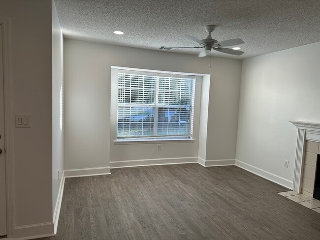 Building Photo - 8 Saint Ives Dr