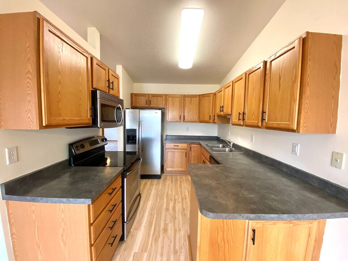 Primary Photo - 3 bed Twinhome!!