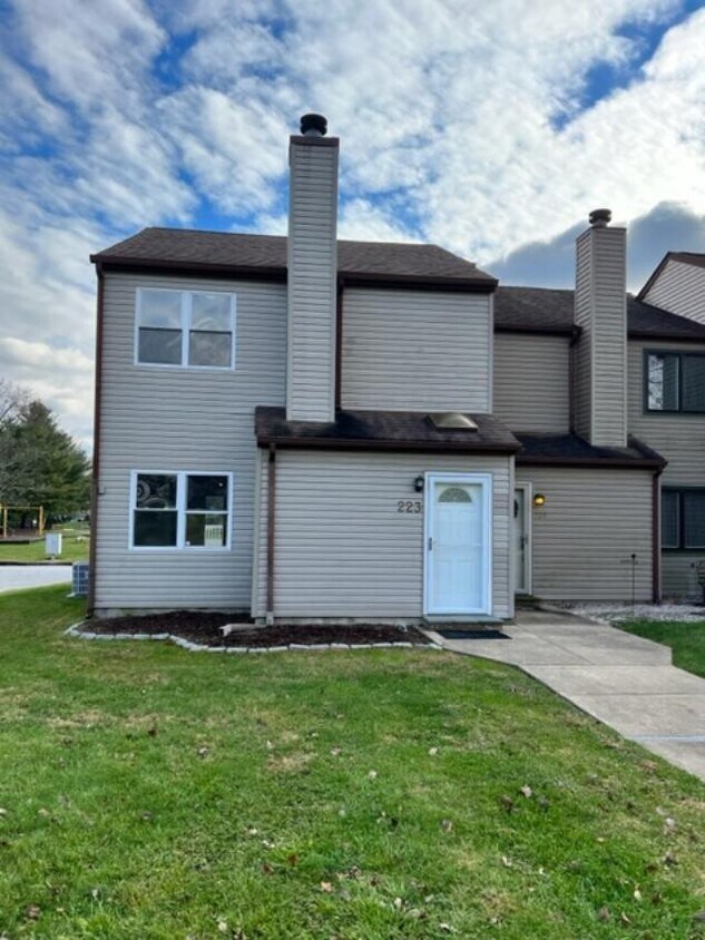 Foto principal - End unit 2 bdrm 2.5 bath in Green Valley