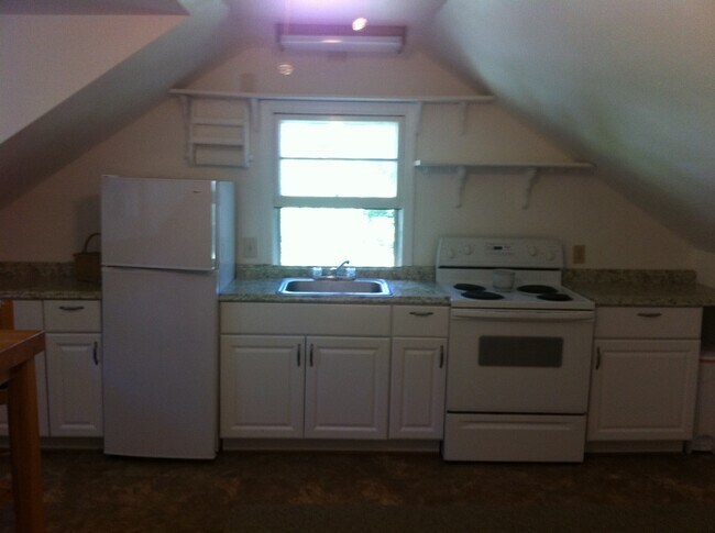 Kitchen - 414 Metropolitan Blvd
