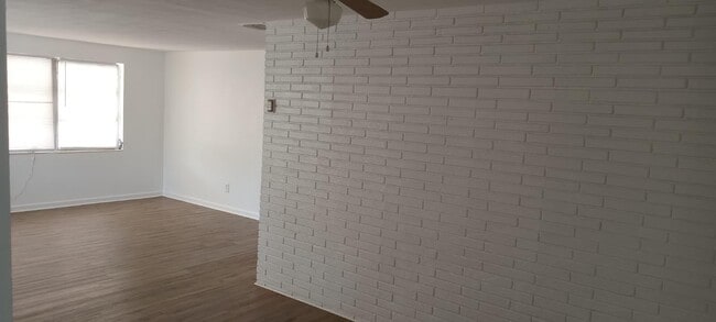 Building Photo - 131 E Camphor St