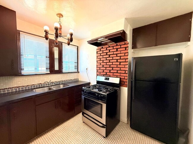 Foto del edificio - 2242 1/2-2419 1/2 Burnside Ave