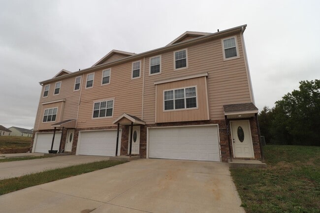 Building Photo - Spacious Town House for Rent