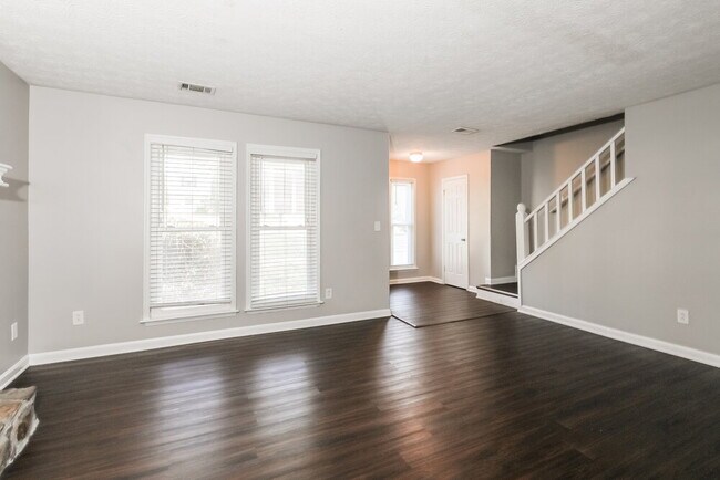 Foto del edificio - 25 Rivercrest Dr