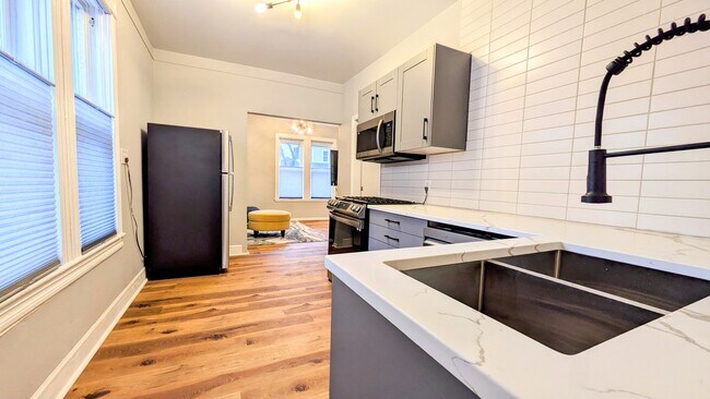 Bright sunny unit with high ceilings and modern design - 388 Erie St