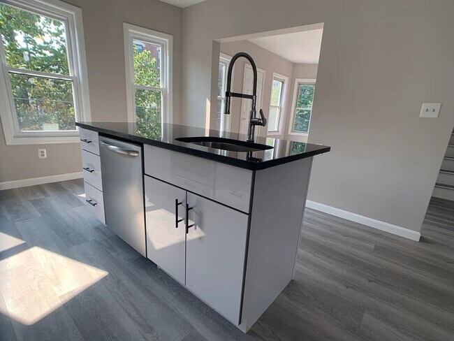 Foto del edificio - No Brokers Fee, Large Unit in Allston Central Heat/AC, In-Unit Laundry, Parking for Rent