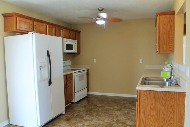 Building Photo - 1566 Autumn Dr. Clarksville, TN 37042