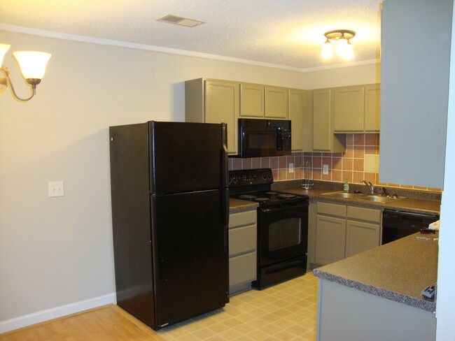 Foto del edificio - 1820 Crest Hollow Dr