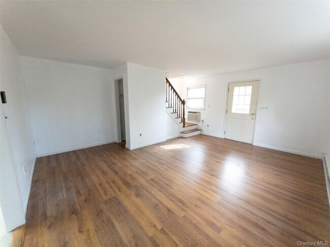 Foto del edificio - 122 Titicus Rd