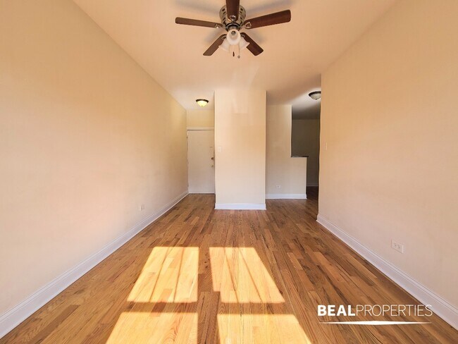 Building Photo - 953 W Cornelia Ave