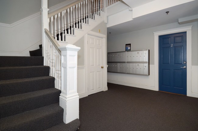 Building Photo - 6 Camelot Ct