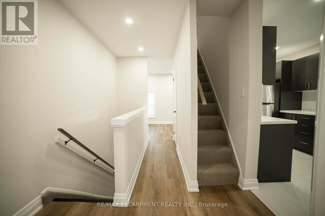 Building Photo - 265 Robert St