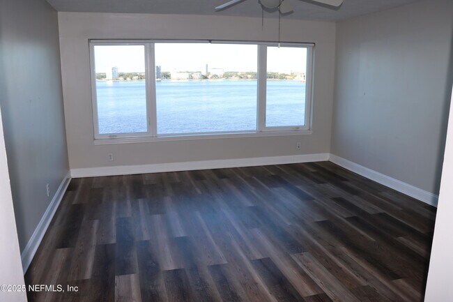 Foto del edificio - 1590 Le Baron Ave